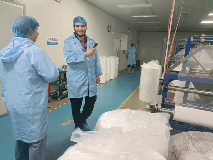 Pemeriksaan pabrik awan manca ruangan manca Dening Karyawan Timur Tengah