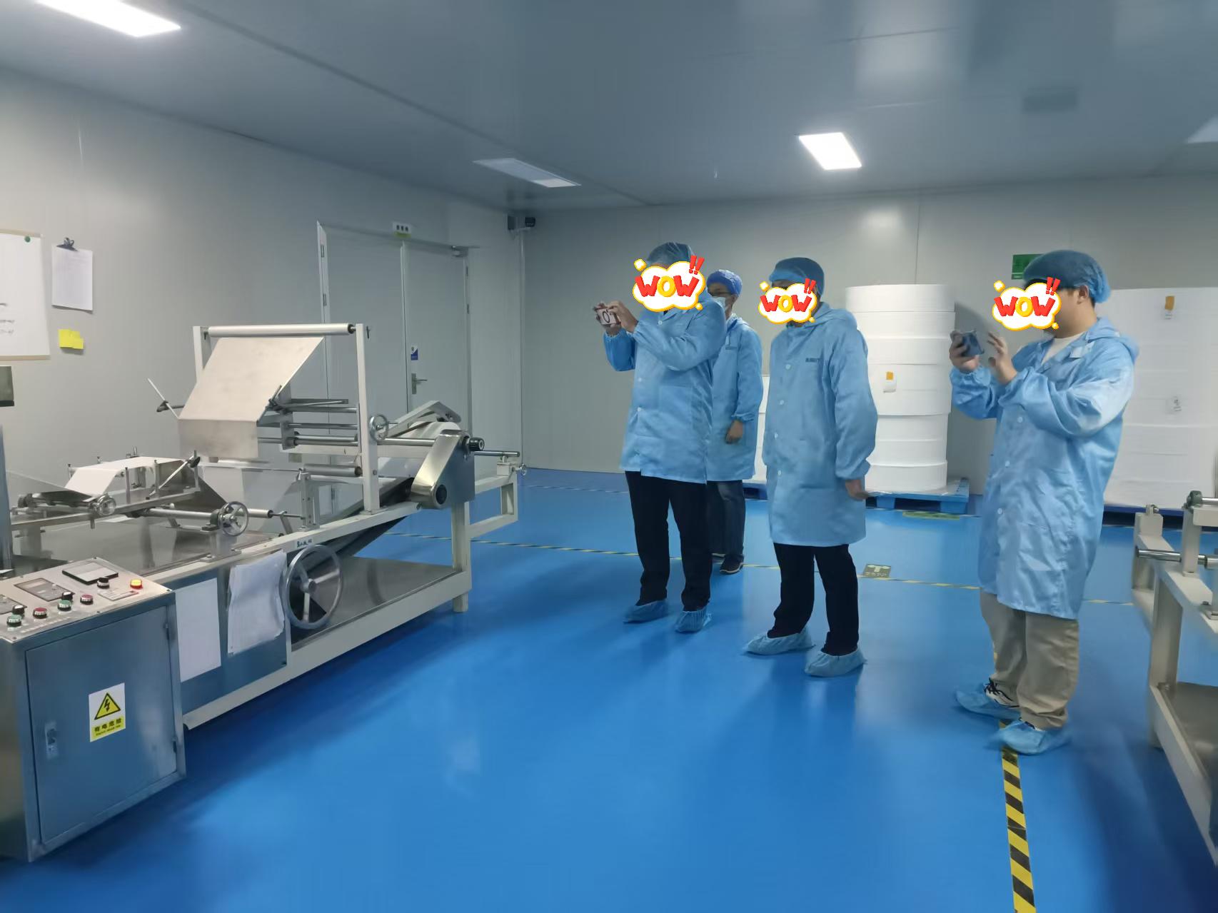 Direktur Purchasing Distributor Produk Kesehatan Kewan Besar Eropa Ngunjungi Perusahaan Kita kanggo Inspeksi lan Negosiasi